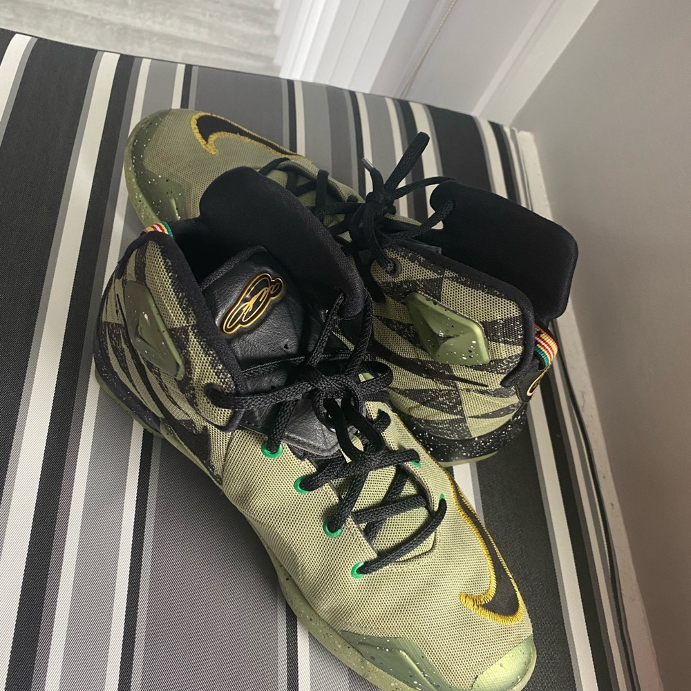 I’m selling Jordan basketball shoes